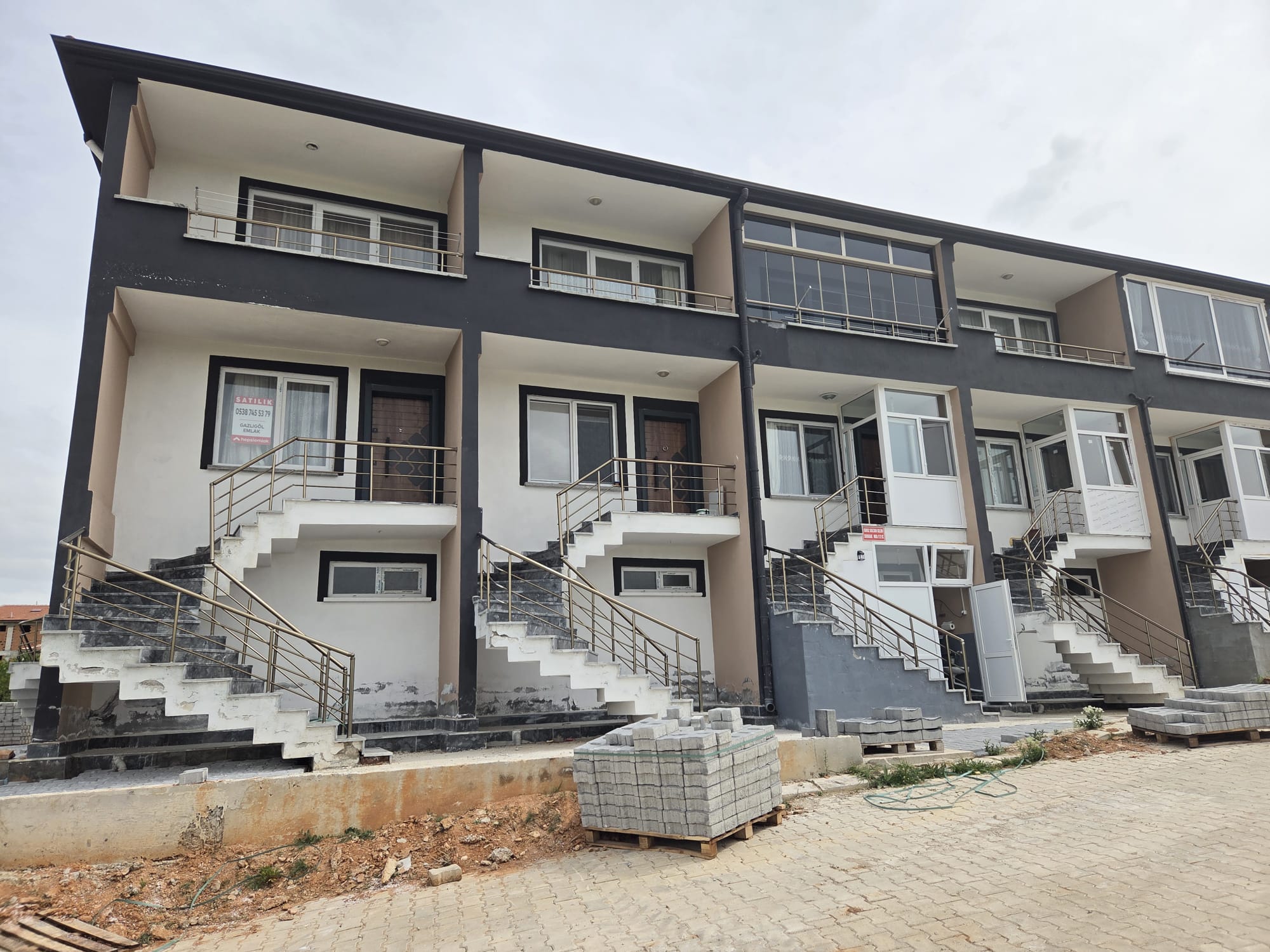 Gazlıgöl'de Satılık Apart Villa